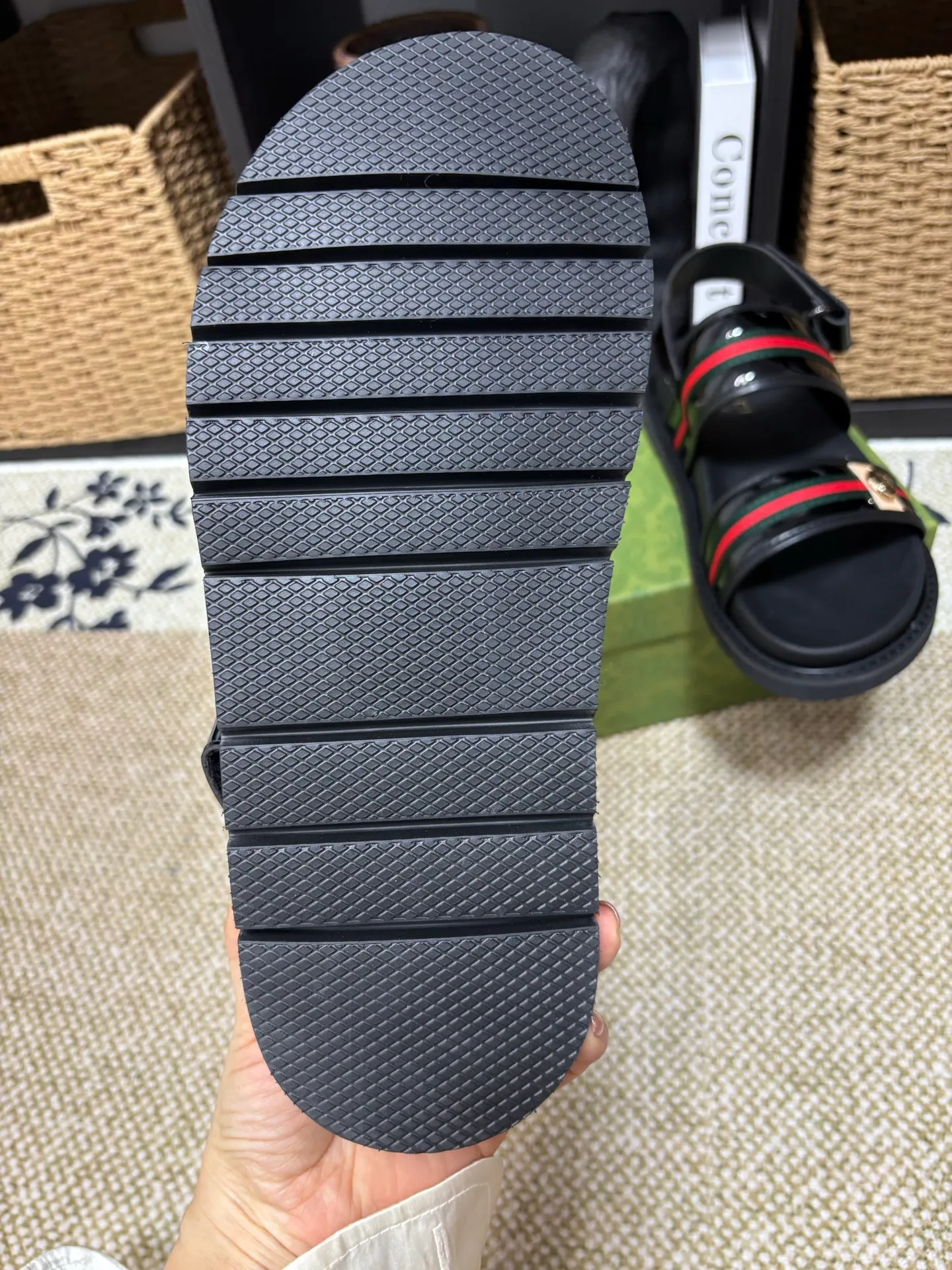 Factory 💰 300 yuan Gucci slippers] high-end men's shoes brand official website 1:1 latest masterpiece: original mold customization, the fabric is made of imported original materials, upgraded outsole, lighter and non-slip. The market's top quality, simple yet tasteful, a must-have for fashionistas, fashionable at your feet, full of confidence, the same style at the counter 👍The season of summer slippers is here. Code: 38-45 (45 customized)